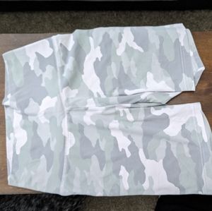 Light wash camo biker shorts